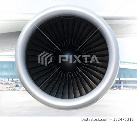 噴射發動機正面圖，可見渦輪葉片 132475312