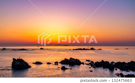 [AI 生成圖像] 美麗的橙色日落和平靜的大海 132475663