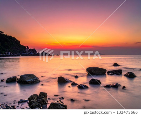 [AI 生成圖像] 美麗的橙色日落和平靜的大海 132475666