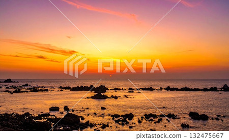 [AI 生成圖像] 美麗的橙色日落和平靜的大海 132475667