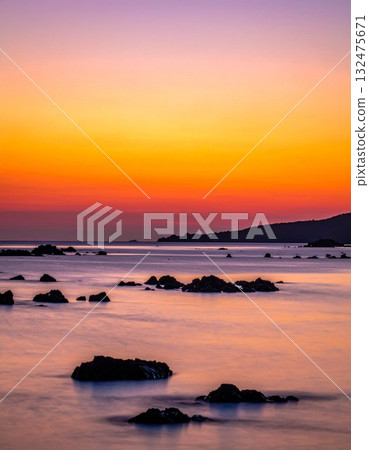 [AI 生成圖像] 美麗的橙色日落和平靜的大海 132475671