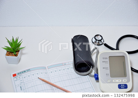 Sphygmomanometer Image of blood pressure management with a home blood pressure monitor Sphygmomanometer Image of blood pressure management with a home blood pressure monitor 132475998