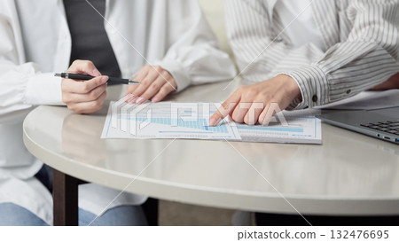 亞洲夫婦考慮購買保險 亞洲夫婦考慮購買保險 132476695