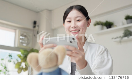 一位亞洲女性用智慧型手機拍攝產品照片 一位亞洲女性用智慧型手機拍攝產品照片 132476716