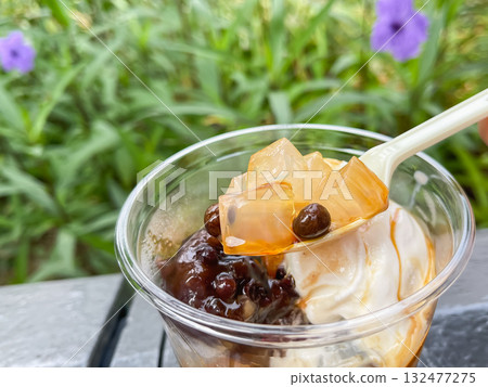 Anmitsu is a Japanese sweet made with agar jelly, mitsumame beans, red bean paste, and ice cream. 132477275