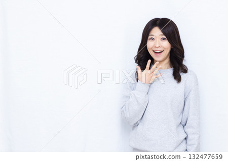 微笑和驚訝的女人 132477659