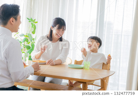 家人吃早餐 132477759