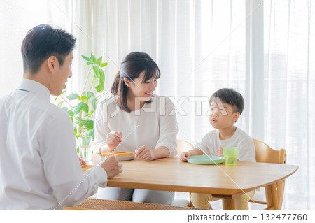 家人吃早餐 132477760