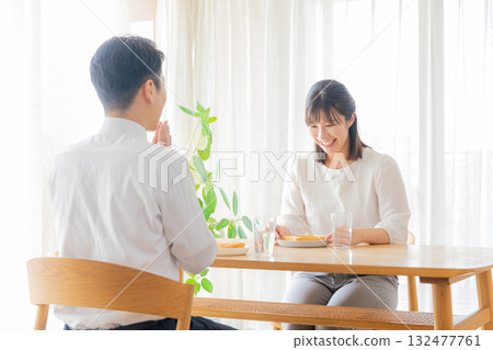 A working couple eating breakfast 132477761