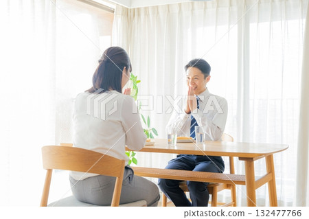A working couple eating breakfast 132477766