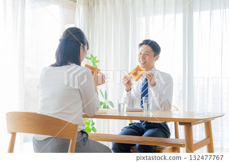 A working couple eating breakfast 132477767
