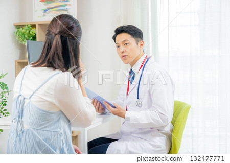 醫生檢查病人 132477771