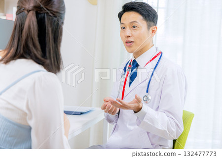 醫生檢查病人 132477773