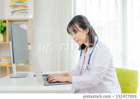Examining doctor Examining doctor 132477808
