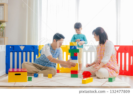 兒童和幼兒園老師在幼兒園玩耍 132477809