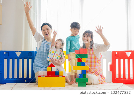 兒童和幼兒園老師在幼兒園玩耍 132477822