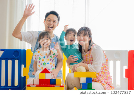 兒童和幼兒園老師在幼兒園玩耍 132477827