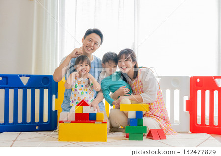 兒童和幼兒園老師在幼兒園玩耍 132477829