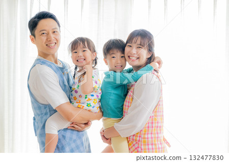 兒童和幼兒園老師在幼兒園玩耍 132477830