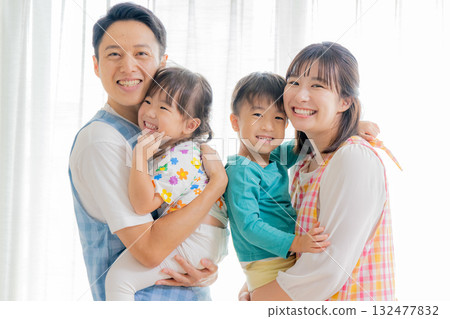 兒童和幼兒園老師在幼兒園玩耍 132477832