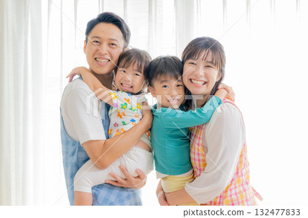 兒童和幼兒園老師在幼兒園玩耍 132477833