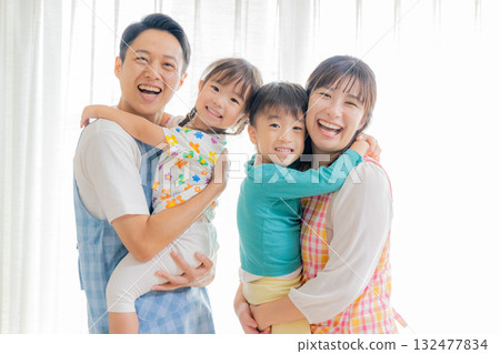 兒童和幼兒園老師在幼兒園玩耍 132477834