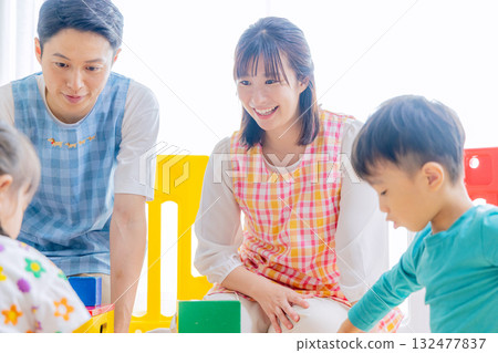 兒童和幼兒園老師在幼兒園玩耍 132477837