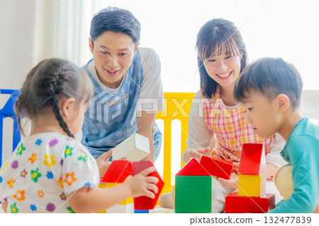 兒童和幼兒園老師在幼兒園玩耍 132477839