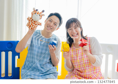 兒童和幼兒園老師在幼兒園玩耍 132477845