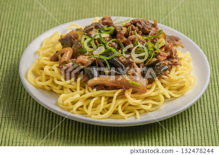 Pork and eggplant fried noodles 132478244