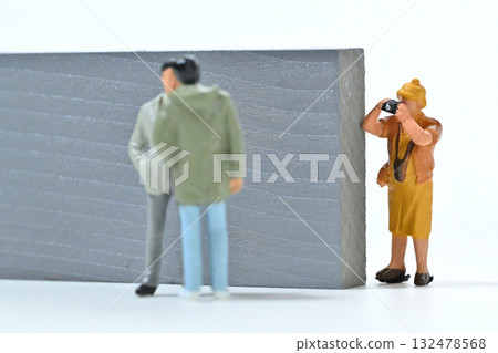 一位女士用相機拍照的圖片 一位女士用相機拍照的圖片 132478568