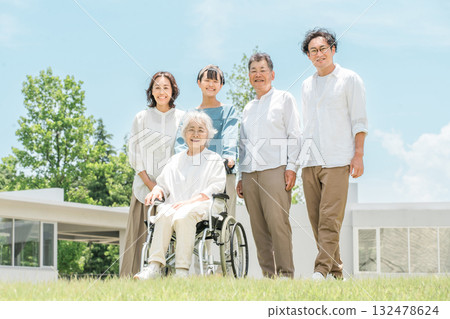 Three-generation family visiting elderly care facility, hospital, family 132478624