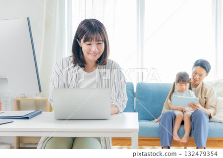 媽媽和家人在家工作 132479354