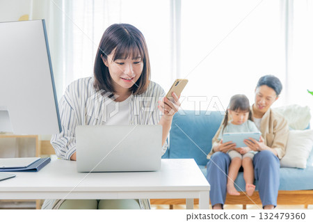 媽媽和家人在家工作 132479360