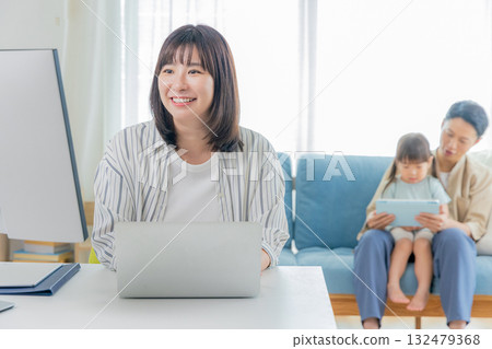 媽媽和家人在家工作 132479368