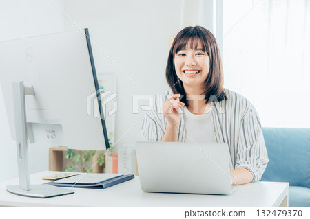 媽媽和家人在家工作 132479370