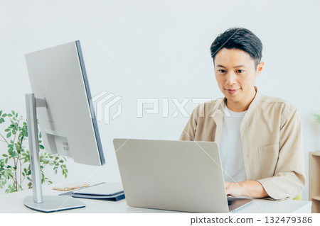 Middle men who telework 132479386