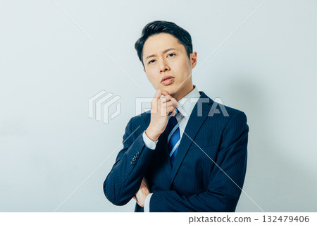 中年男子西裝肖像 132479406