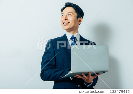 與個人計算機的一個商人 132479415