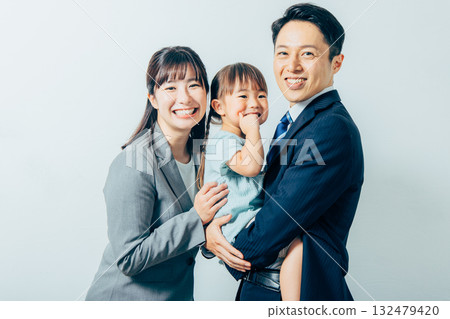 年輕的家庭,父母和孩子,新生活,白色背景 年輕的家庭,父母和孩子,新生活,白色背景 132479420