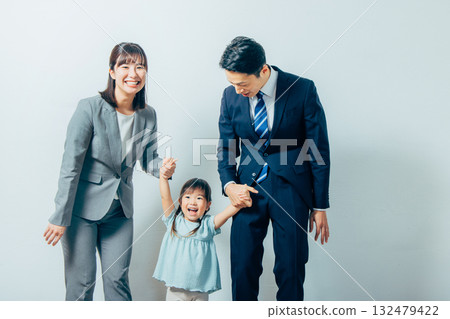 年輕的家庭,父母和孩子,新生活,白色背景 年輕的家庭,父母和孩子,新生活,白色背景 132479422