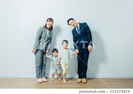 雙收入夫婦和孩子 132479424