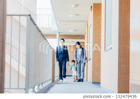 平日早上和家人一起出門 132479436