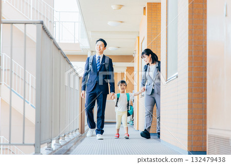 平日早上和家人一起出門 132479438