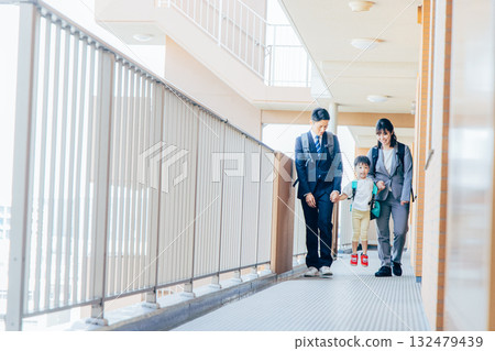 平日早上和家人一起出門 132479439