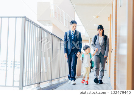 平日早上和家人一起出門 132479440
