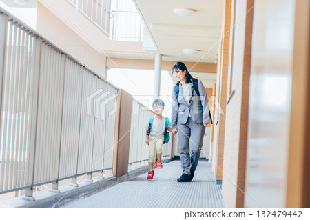 孩子和家長去上學 132479442
