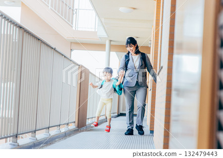 孩子和家長去上學 132479443