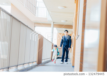 父親和孩子早上去上學 132479445