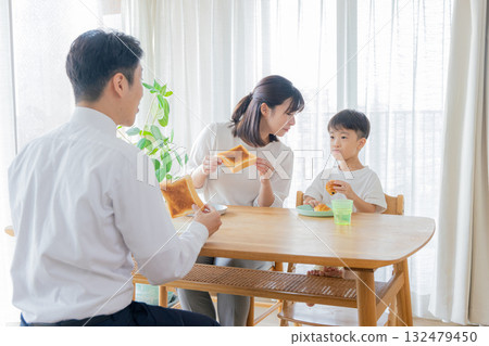 有趣的家庭用餐圖像 132479450